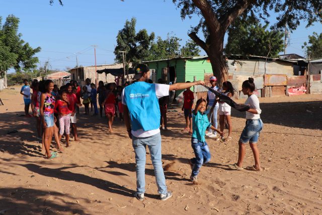 Niños migrantes venezolas en el Espacio Amigo de los Niños de Aldeas Infantiles SOS