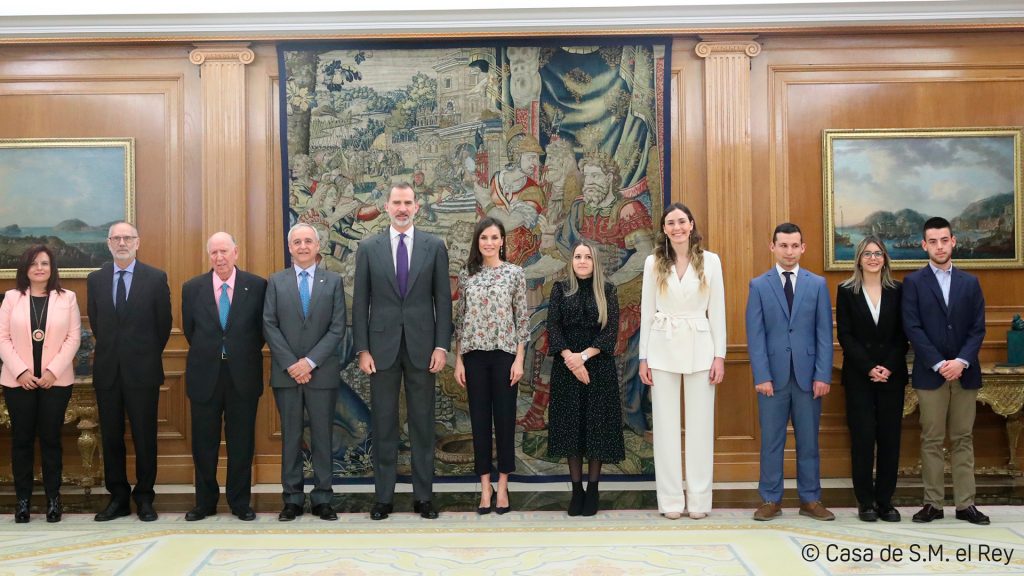 Los cinco jóvenes de Aldeas posan junto a los Reyes de España