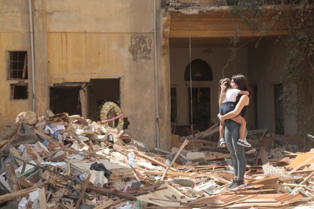 Madre e hija tras la explosión de Líbano.