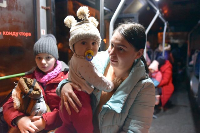 Traslado de niños y familias en Ucrania
