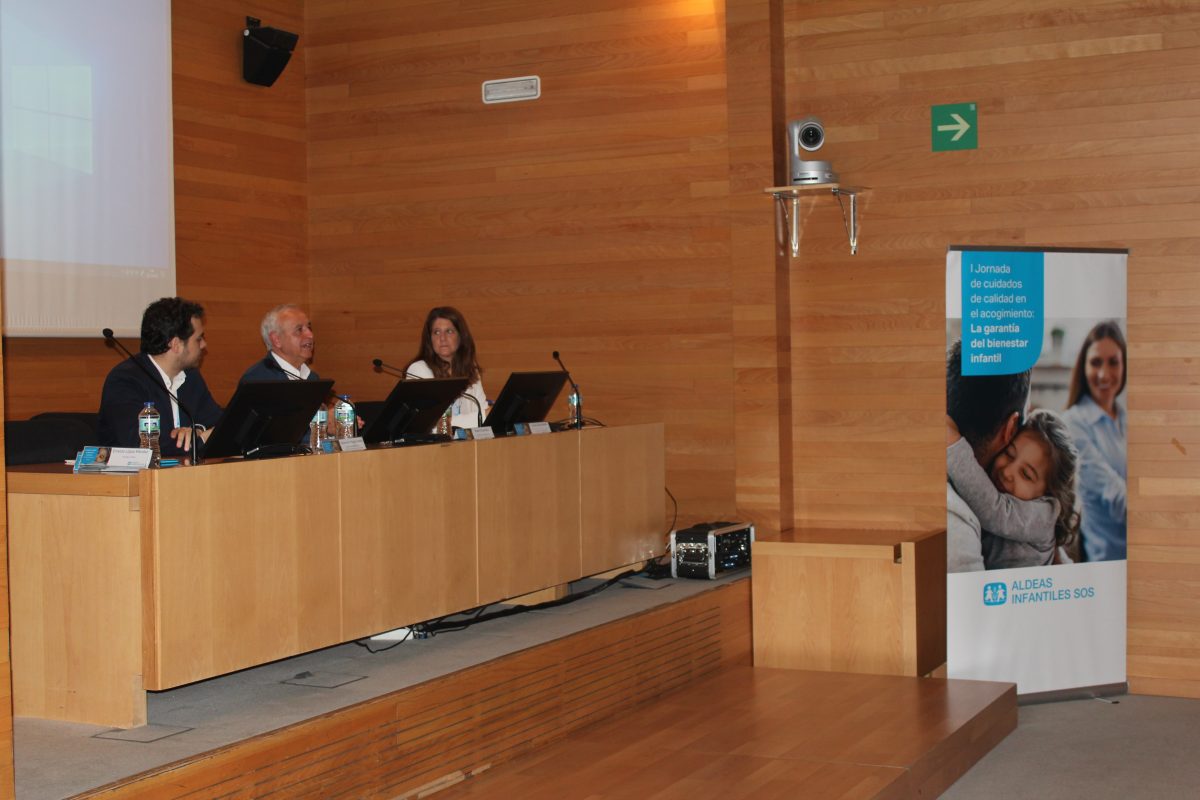 Lucía Losoviz, general director of the Rights of Children and Adolescents, with Pedro Puig, president of Aldeas Infantiles SOS and Alejandro Higuera, dean of the UNED Faculty of Psychology, during the presentation of the 1st Conference on quality care at the placement.