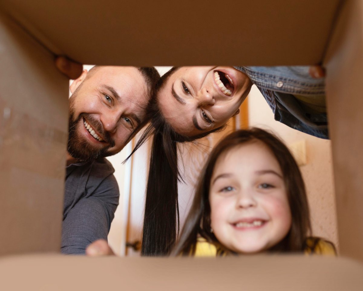 acogimiento familiar. una familia sonriendo
