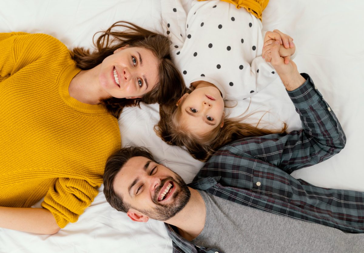 acogimiento familiar. Una familia tumbada en la cama