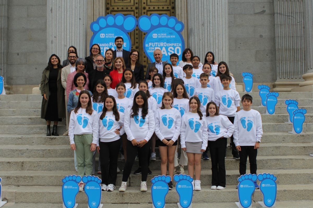 Niños, niñas  políticos en las escaleras del congreso 