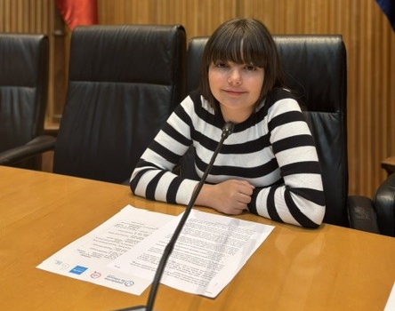 niña en el congreso