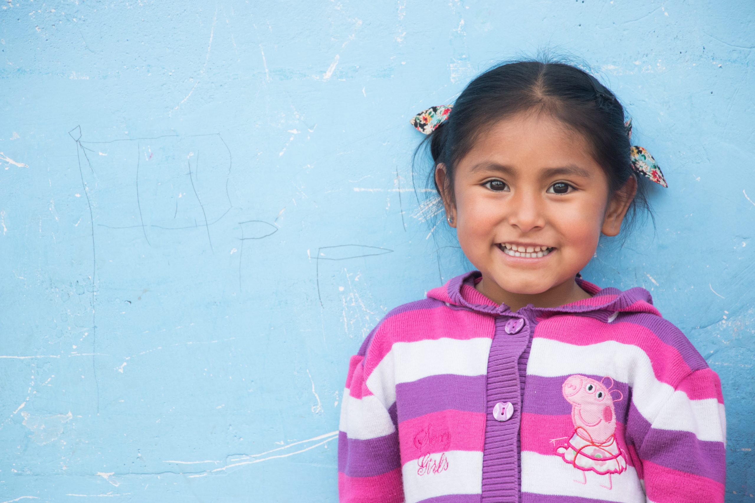 Niña feliz peruana
