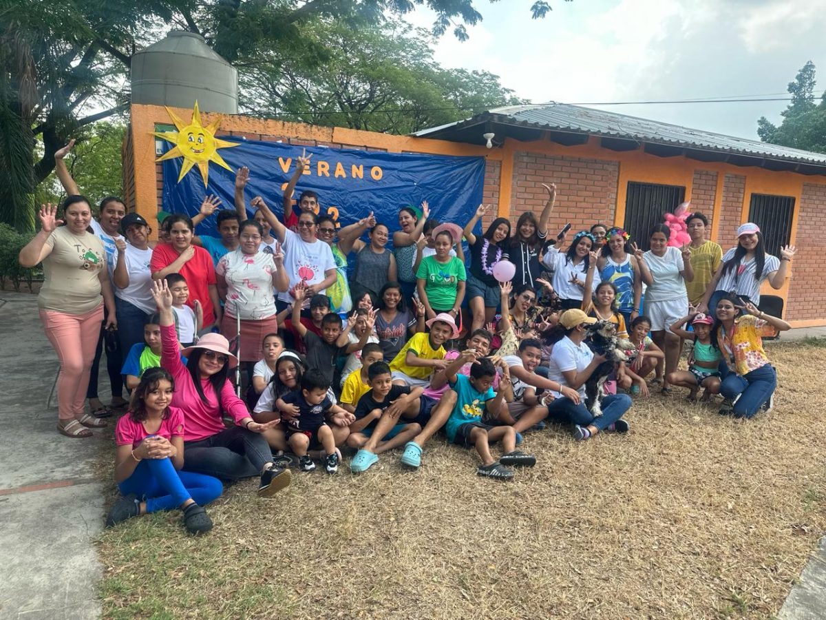 Niños y jovenes que se benefician de la cooperación internacional