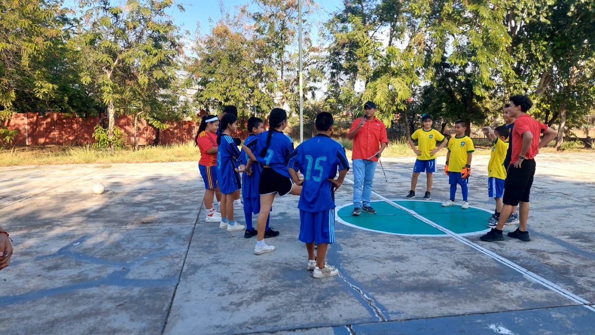 Niños y niñas en una pista de juego jugando. cooperación internacional