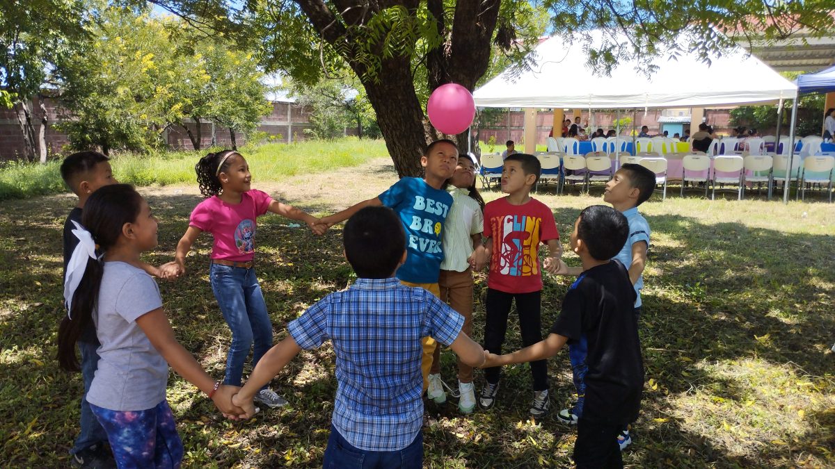 Niños jugando. cooperación internacional